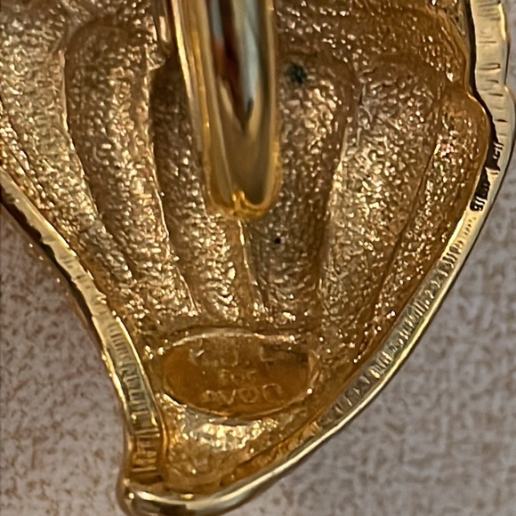 Vintage KJL For AVON Gold Tone Shell Scarf Clip - Picture 3 of 7